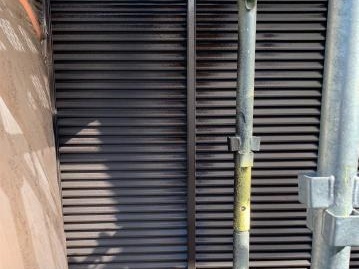 雨戸に錆止めを塗布しています