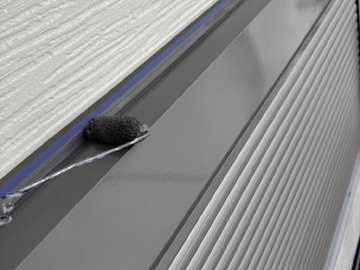 シャッターボックスの1回目の上塗り