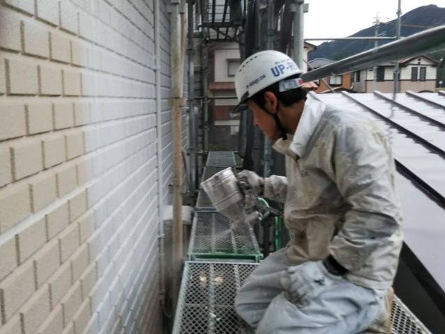 深い目地のある外壁への吹付けによる下塗り