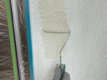 施工前と同じ色で仕上げる外壁の上塗り