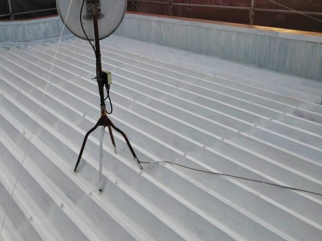 白に近いグレーで屋根を塗装しています
