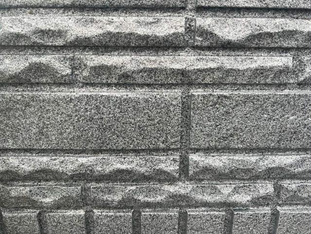 重厚感のある色味で仕上げた外壁のメイン部分