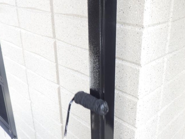 黒で塗り替えた樋の2回目の上塗り