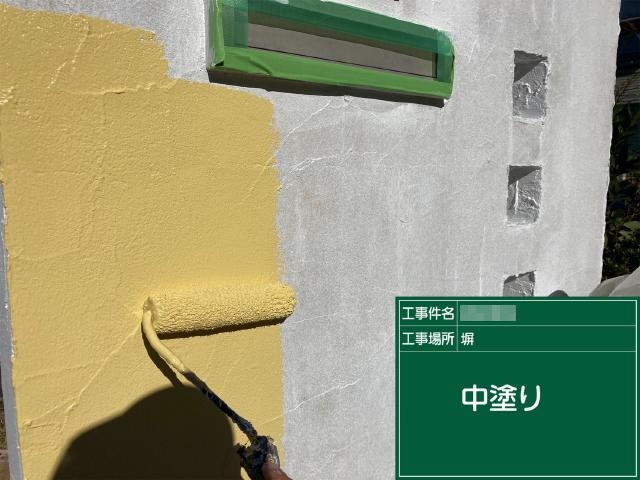 外壁と同じ黄色系で門塀を塗装しています