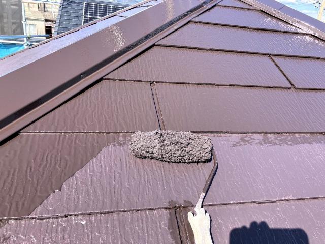濃い茶色に塗り替えた屋根の2回目の上塗り