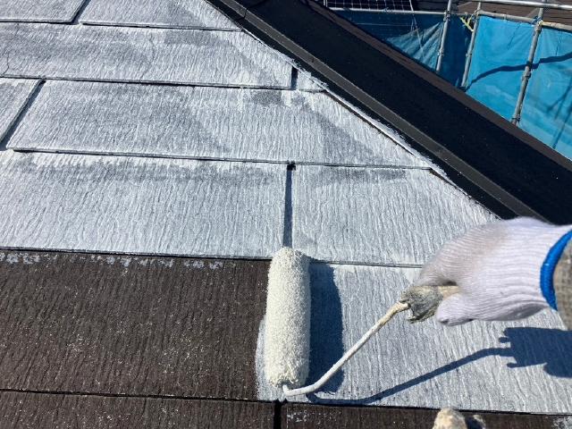 屋根の1回目の下塗り