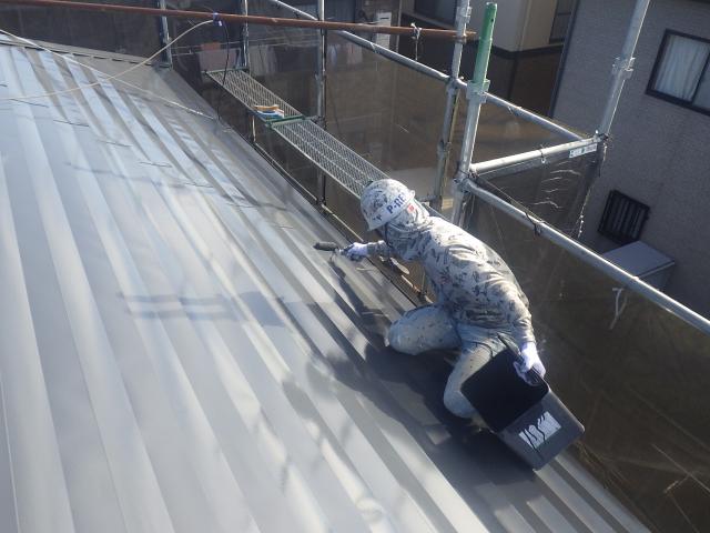 屋根の2回目の上塗り