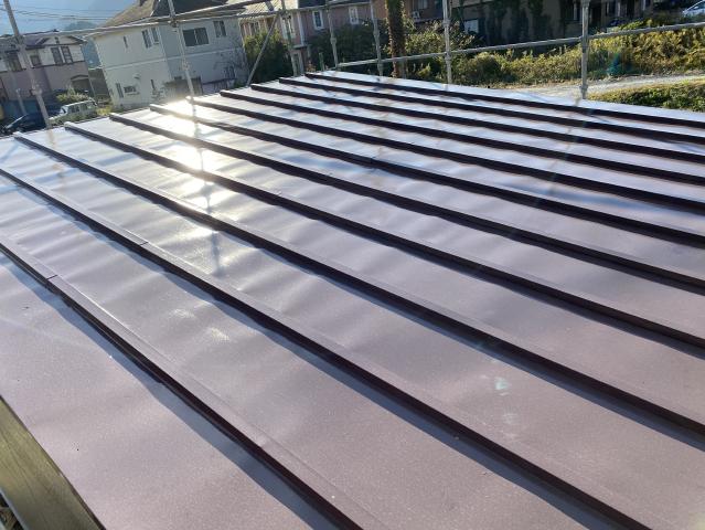 艶のある仕上がりになった車庫の屋根