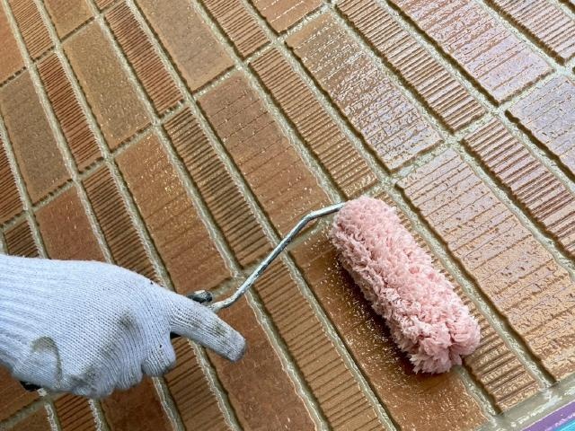 外壁の3回目のクリヤー塗装。艶のある仕上がり