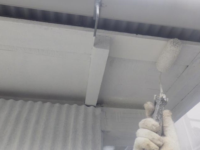 物置軒天の2回目の上塗り