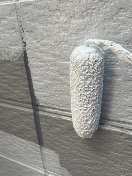 劣化やひび割れのある部分を補修した後の外壁の下塗り
