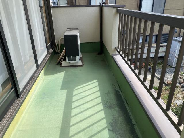 色あせと汚れが見られたベランダ