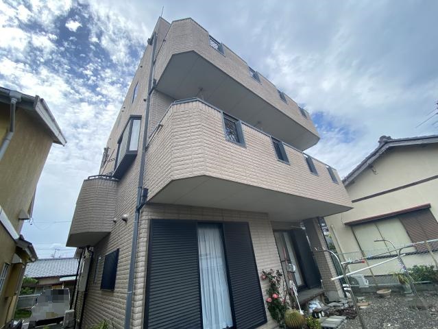 別方向から見た施工前の外観