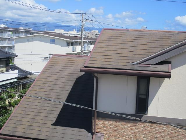 元の色が分かりにくくなっていた屋根