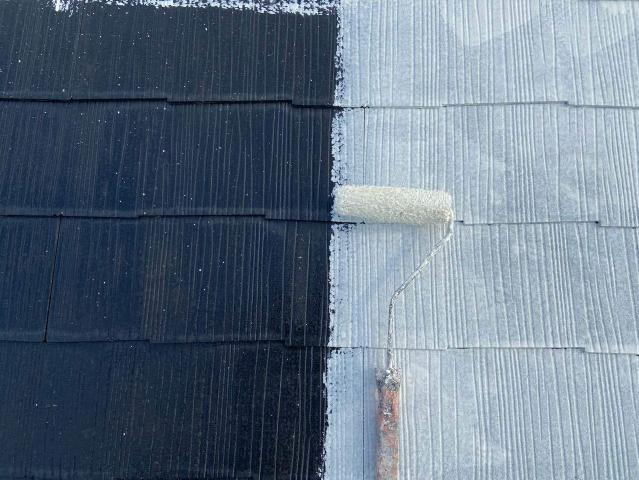 遮熱シーラーを塗布する屋根の2回目の下塗り