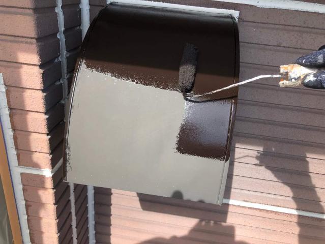 色あせたフードに錆止めを塗っています