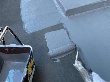 通路床の1回目の上塗り
