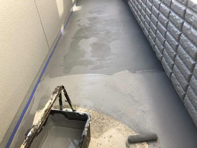 ベランダの1回目の上塗り
