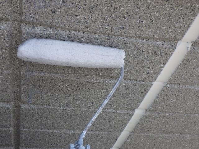 外壁の1回目の下塗り