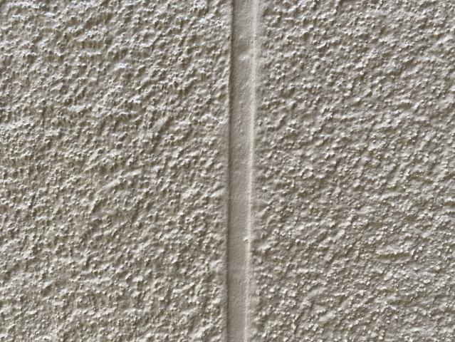 クリーム色に仕上げた1階の外壁