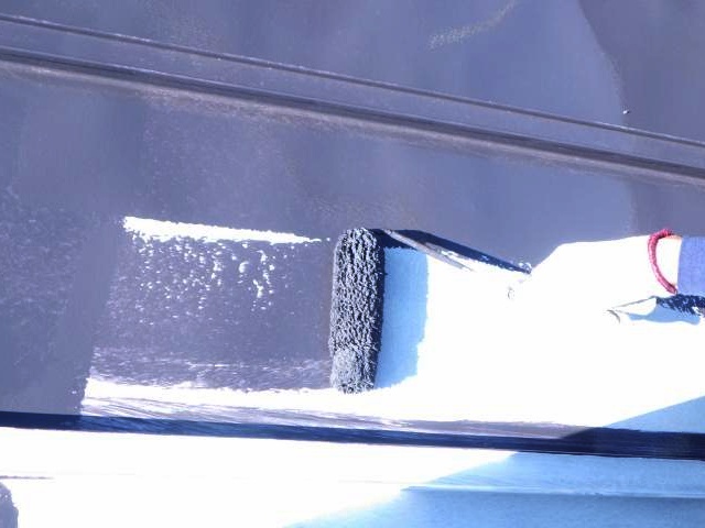 施工前と同じグレー系で屋根を塗装しています