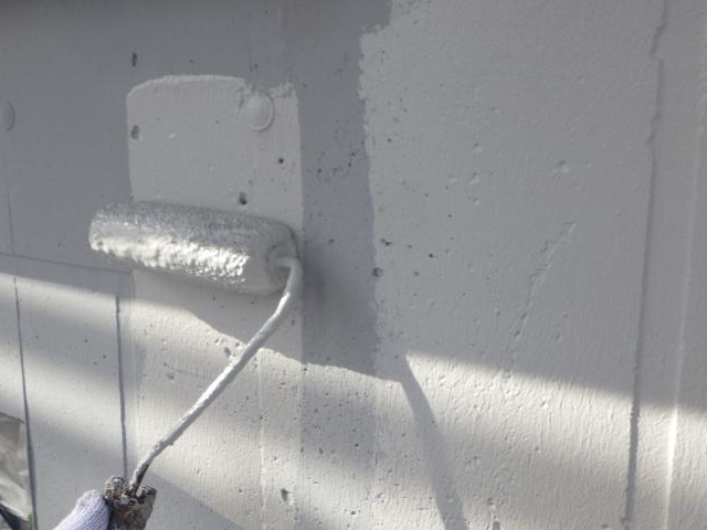 鉄筋コンクリート部分を白系で塗装しています