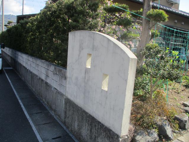 汚れが目立っていた施工前の白い門塀
