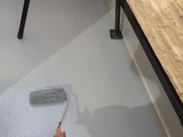 ベランダの2回目の上塗り