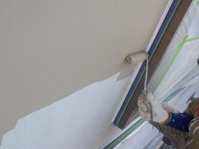 2階の外壁をベージュ系で塗装しています