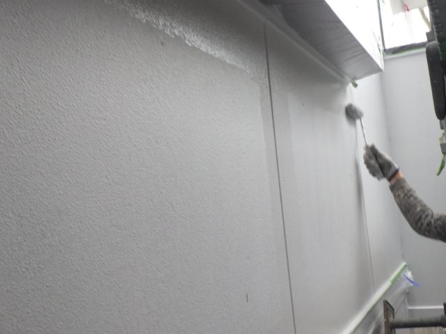 水色に近い白で外壁を塗装しています