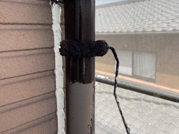 こげ茶色に塗り替えた樋