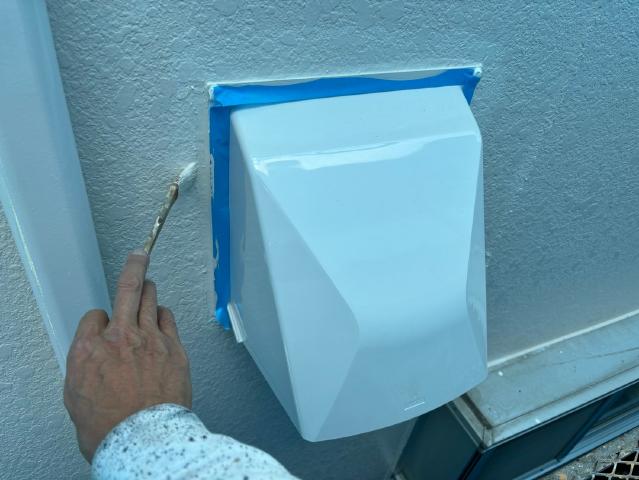 新しいフードを取り付けて塗装しています