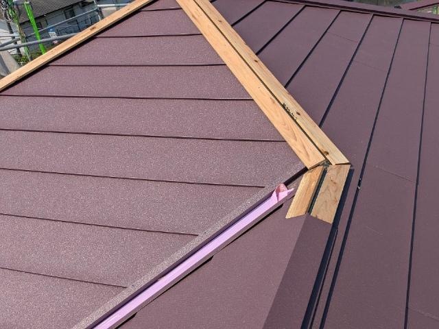 棟板金を取り付けました