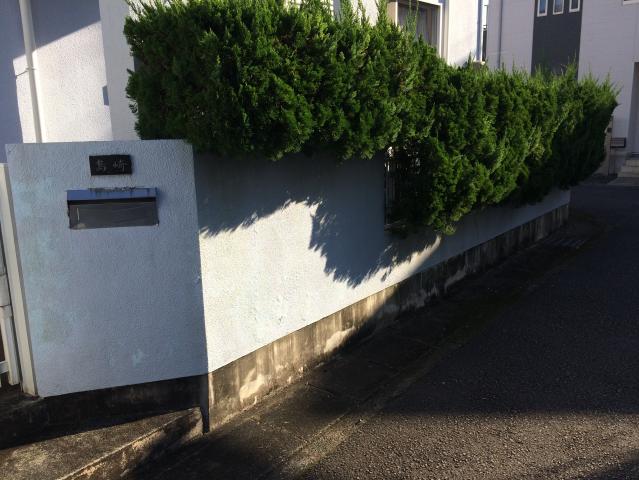 塗装が傷んだ部分が見られた門塀