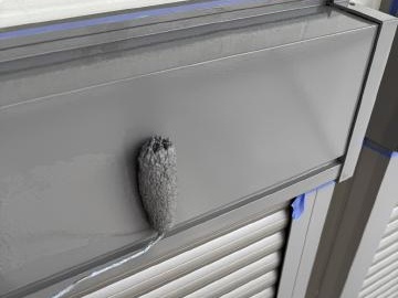 シャッターボックスの2回目の上塗り