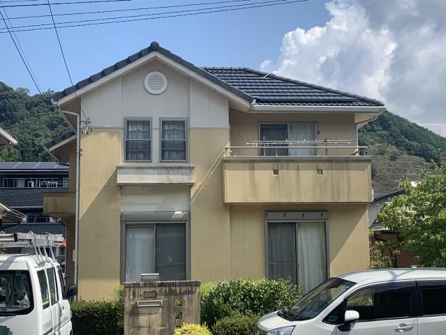 黒い汚れが目立っていた施工前の外観