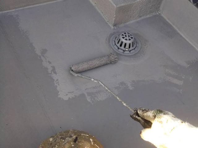 屋上の2回目の上塗り