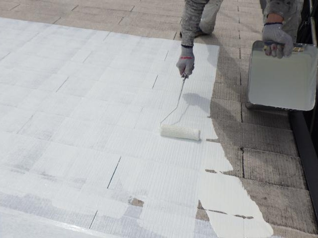 専用シーラーで屋根の下塗りを行っています