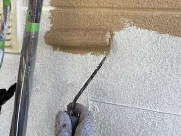 黄土色から茶系に外壁を塗り替えています