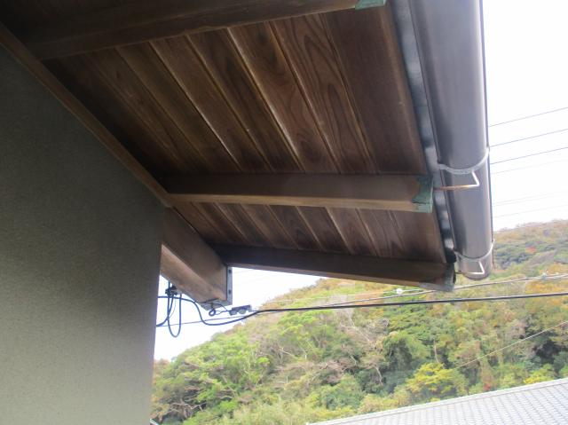 木部に色あせが見られた施工前の軒天