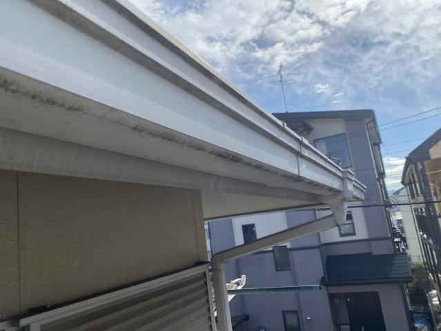 部分的に黒い汚れが付いていた白い軒樋
