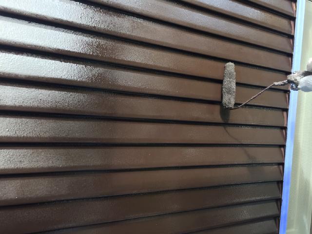 雨戸の2回目の上塗り
