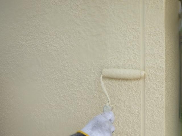 1階の外壁の2回目の上塗り