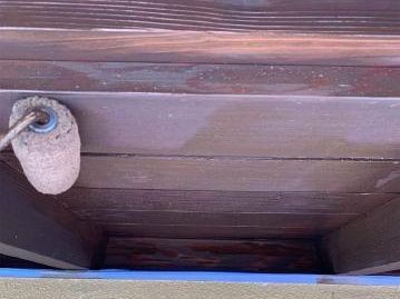 木製軒天への浸透性防腐剤の塗布