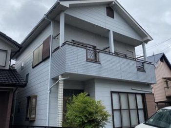 色あせとベランダの雨垂れの跡が見られた施工前の状態