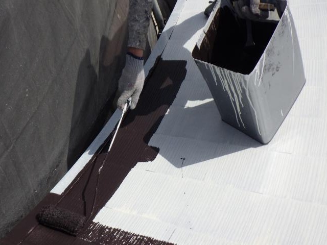 茶色の塗料による屋根の1回目の上塗り