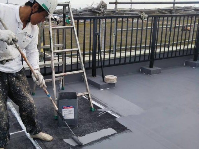 屋上の1回目の上塗り