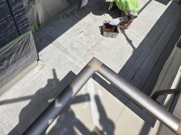 ベランダへのプライマー塗布