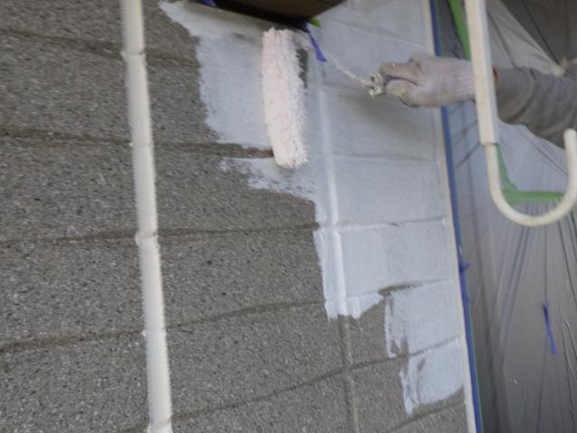 シーラー塗布後の外壁の2回目の下塗り