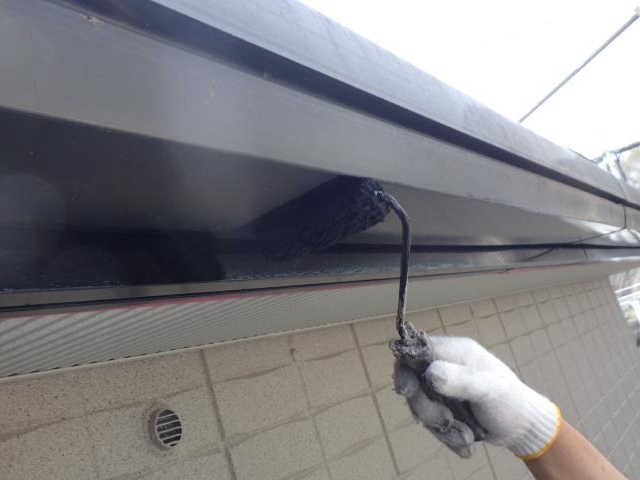 軒樋の1回目の上塗り
